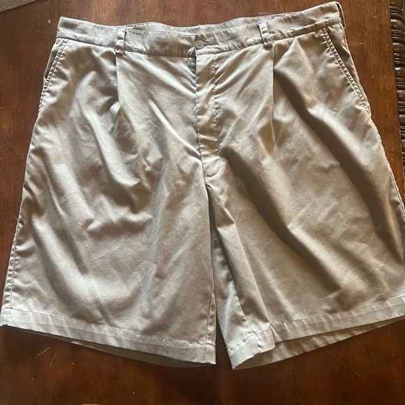 Nike Golf Mens Size 40 Beige Pleated Shorts. - Picture 8 of 9